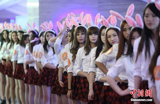 11月11日晚，一百位統(tǒng)一打扮的“兔女郎”現(xiàn)身南京新街口，逛街看電影玩快閃，走到哪里都被圍觀。