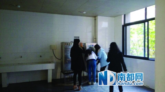 距接熱水的茶房約20米。 南都記者 張少杰 攝