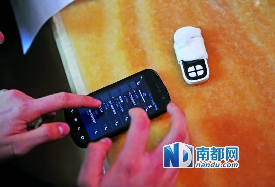 一個號碼為021-62588800的電話自稱上海靜安區(qū)公安分局，騙走了小程148萬。記者 梁煒培 攝