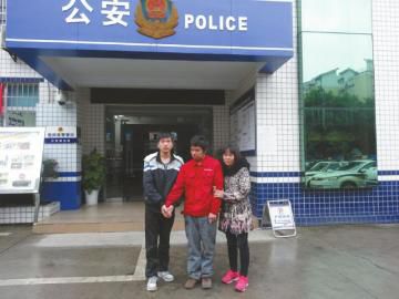 王江中和弟弟、大姑離開(kāi)東南派出所前的合影。張文敏攝