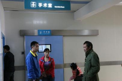 宇宇的父母和爺爺一直守候在手術(shù)室外。