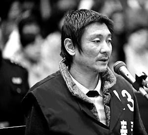 庭審時，鄭東稱自己想隨女兒一起去，請求法院判他死刑立即執(zhí)行