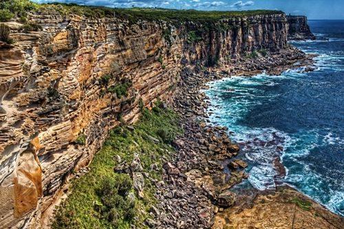 圖為英國游客看日出時摔落的懸崖。