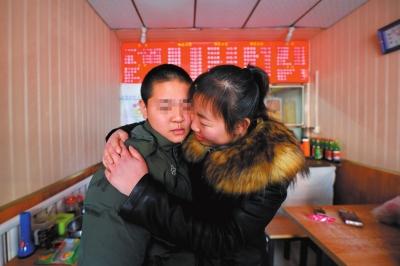 何女士找到了兒子小新后，把兒子緊緊抱在懷里。京華時報記者趙思衡攝