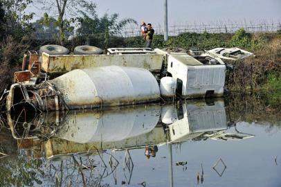 12月23日，側(cè)翻在荷塘的罐車。