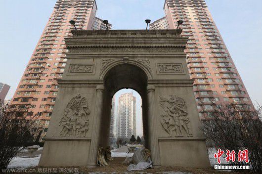 沈陽(yáng)一小區(qū)現(xiàn)山寨版“凱旋門”[組圖]