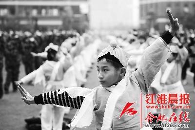 學(xué)生們?cè)谶M(jìn)行集體武術(shù)操展示。