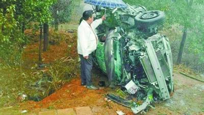 好心的路人為傷者撐傘遮雨。通訊員李鵬程 攝