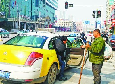 行乞者與保安聊天，竟頻頻對保安的收入表達(dá)出了不屑。