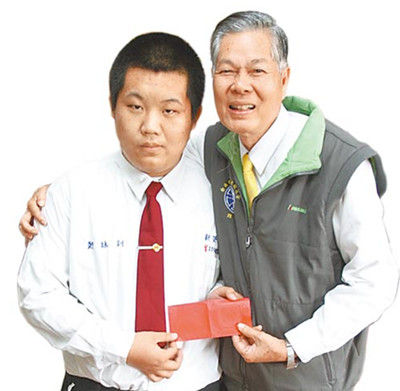 校長稱贊鄭詠釧（左）處變不驚，頒發(fā)2000元臺幣紅包“壓驚”，并記一大功。