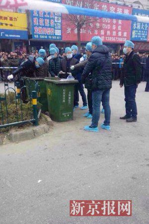 亳州路邊垃圾桶內(nèi)驚現(xiàn)碎尸。網(wǎng)友供圖