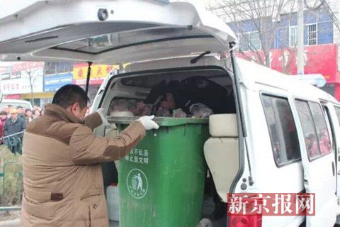 亳州路邊垃圾桶內(nèi)驚現(xiàn)碎尸。網(wǎng)友供圖