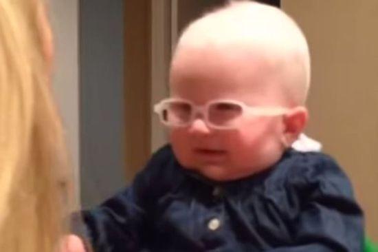 英國(guó)白化病兒童透過(guò)特制鏡片首次見(jiàn)親媽。