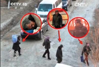 乞討完畢后，各有分工的乞討者們聚在一起，結(jié)伙回到居住地。央視截圖