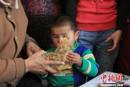 新疆青河縣一牧民上周意外撿到重7.85公斤公斤左右的一塊狗頭黃金，這塊黃金酷似中國地圖。