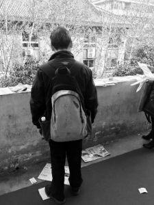 “娃在湖南上大學(xué)，馬上就要畢業(yè)了，所以我經(jīng)常在網(wǎng)上瀏覽咸陽(yáng)、西安的招聘信息，想讓他畢業(yè)后留在我和他媽身邊……”3月14日，秦都區(qū)人才交流中心在區(qū)政府二樓舉辦招聘會(huì)，一名50多歲的“求職者”吸引了不少人的目光。據(jù)悉，此次招聘會(huì)共有市內(nèi)外112家企業(yè)參加，提供就業(yè)崗位3200個(gè)。