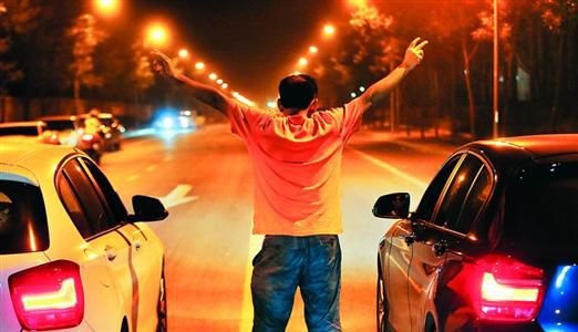 2013年8月25日凌晨，北京，在東壩大街路口進(jìn)行的一場飆車。