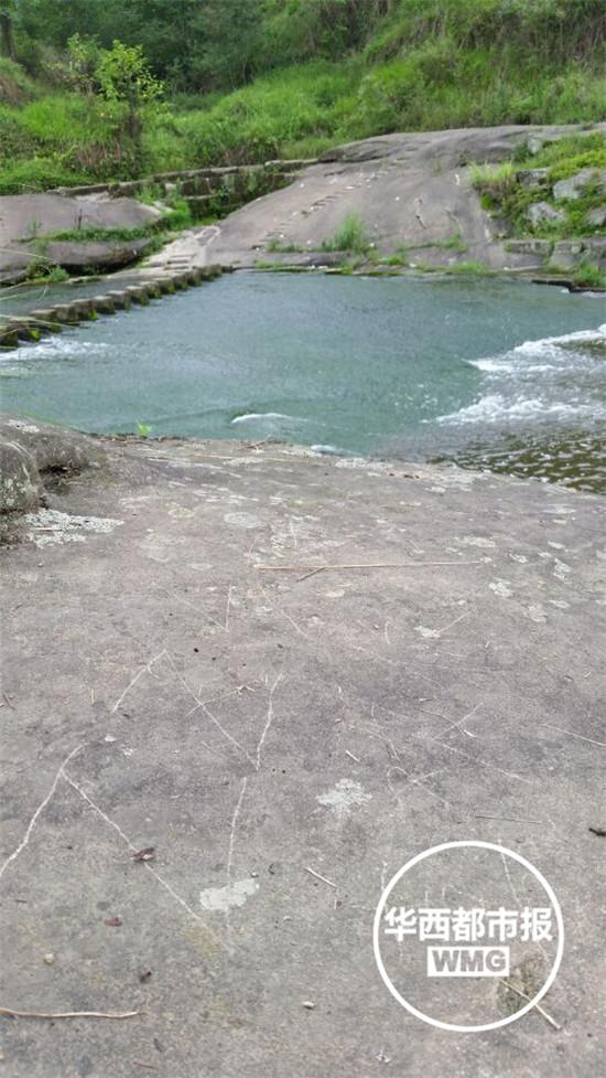 地上寫著：ZZ，我喜歡你