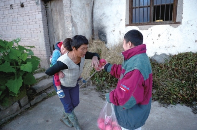 看到他遞來(lái)蘋(píng)果，村人尷尬地笑笑，婉拒了。