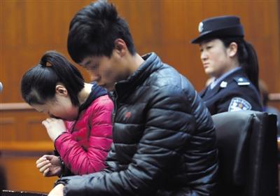 昨日，因殺死自己的親生兒子，被告人王某受審，其男友喬某則因涉嫌幫助毀滅證據(jù)罪受審。