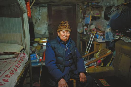 1月14日，成都五塊石車站附近，廖弟友在家接受記者采訪。