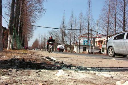 現(xiàn)場有條帶血的輪胎印記。