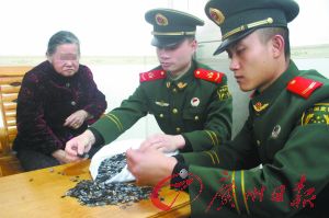 手機內(nèi)存卡因體積小、價值高，成為水客走私的“新寵”。圖為邊防官兵正在清點走私物品。