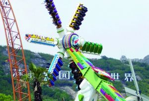 3月28日零點剛過幾分鐘，上海迪士尼6月16日開園日的門票就宣告售罄，巨大的訪問量一度導致票務系統(tǒng)出現(xiàn)間歇性故障，被網(wǎng)友調(diào)侃“激烈程度堪比春運”。網(wǎng)上甚至有“黃?！睂⒁粡堥_園門票炒到幾千元。