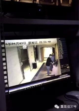 一女子在酒店被陌生男子拖拽。    視頻截圖