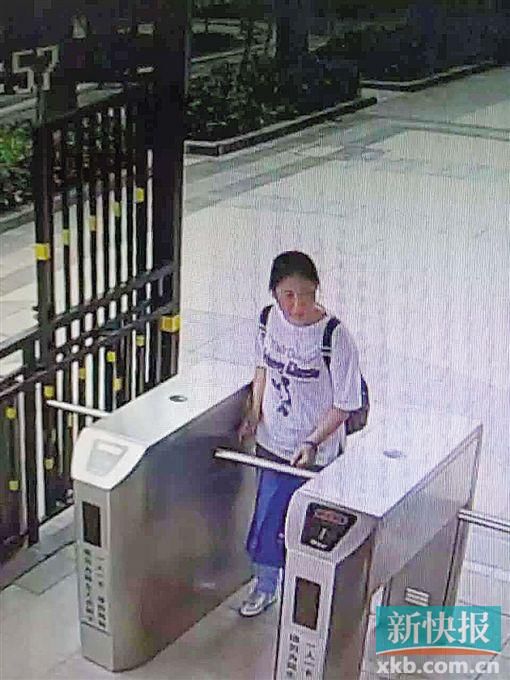 小區(qū)監(jiān)控拍到,保姆“李晴”于14日下午1時55分背著官女士的背包離開。均為當事人供圖