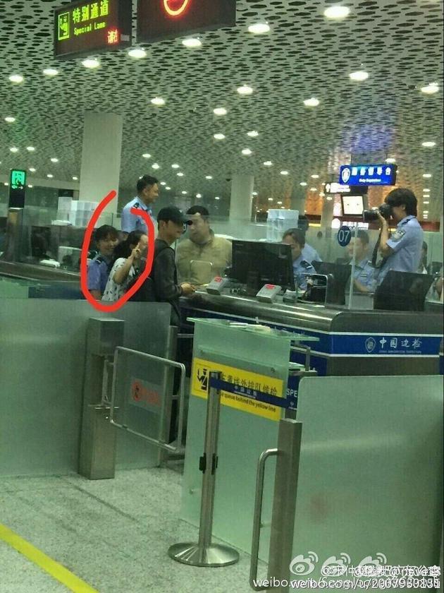 網(wǎng)友在得知此事后，紛紛炮轟上傳照片的人，認(rèn)為該舉動嚴(yán)重侵犯了一人的隱私，涉嫌犯罪