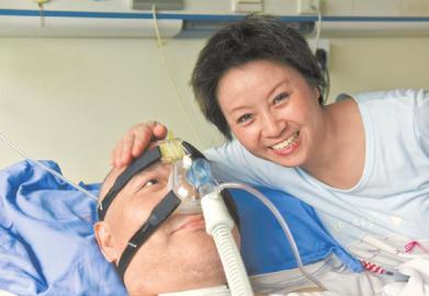 一年多來，楊曉華陪伴著臥病在床的男友，一日三餐悉心照料，毫無怨言。