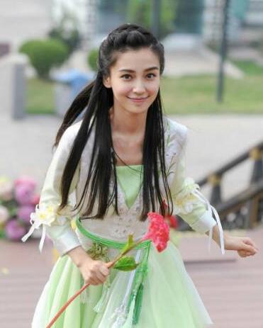 但是和倪妮站在一起，黑了一個(gè)色號(hào)，整個(gè)人都有點(diǎn)黯淡了。