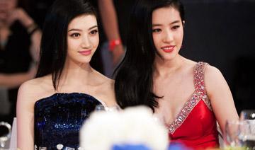 除了白，在合影中還有另外一個(gè)制勝法寶，就是——高。