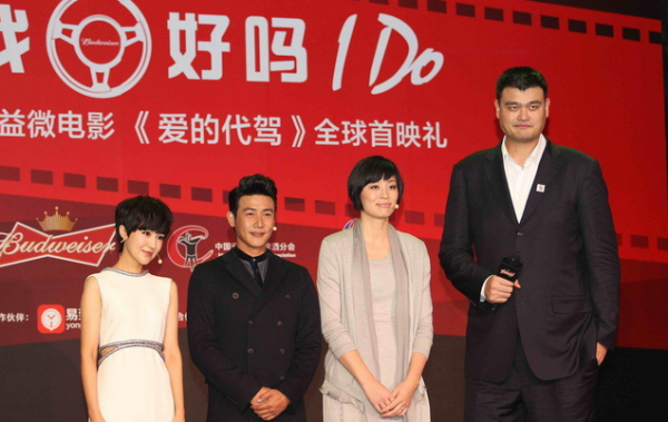 易建聯(lián)與姚明的合影本來好好的，丁俊暉一出現(xiàn)，立馬變“深V”，心疼小暉一秒