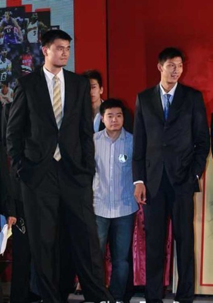 鄧超夫婦以及于嘉、林書豪，放在人群里都是不錯(cuò)的身高，顯然，他們選錯(cuò)了參照物。