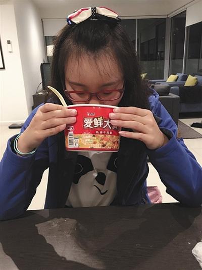 喜歡吃方便面瞎編英文歌 網(wǎng)紅傅爺?shù)哪切┥窕貜? oldsrc=