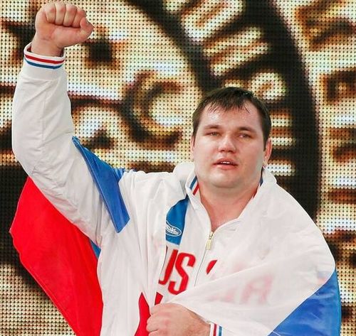 圖為2015年11月28日，阿列克謝·洛夫切夫在2015舉重世錦賽男子105公斤級(jí)頒獎(jiǎng)儀式上慶祝。