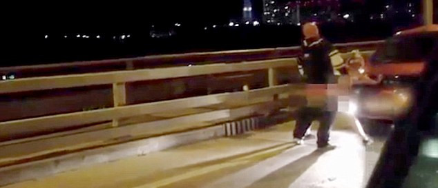 當(dāng)過往司機(jī)發(fā)現(xiàn)這對夫婦在立交橋上的奧迪汽車引擎蓋上“嘿咻”時，許多人靠邊停車觀看。（視頻截圖）