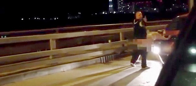 許多人拍攝到這對夫婦在引擎罩上“表達(dá)愛意”的方式，而男子甚至轉(zhuǎn)過頭來看鏡頭。（視頻截圖）