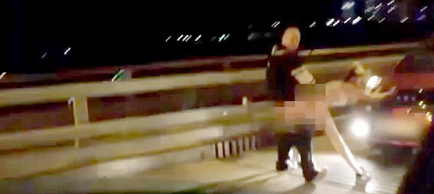 盡管許多人圍觀，但這對夫婦似乎對于露天表演毫不在意。（視頻截圖）