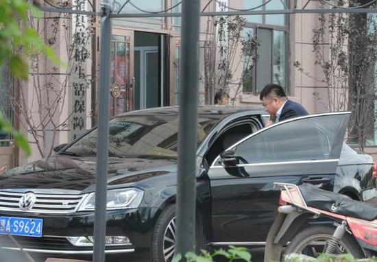 程海濤局長(zhǎng)駕駛的假牌車(chē)，停在縣低保局門(mén)前