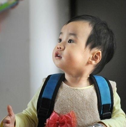 打傘小網紅本尊現身 抱她的不是奶奶是外婆