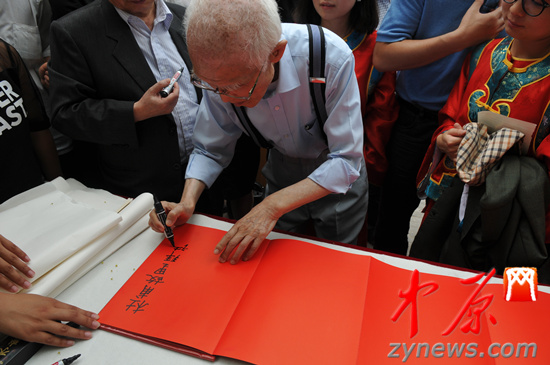 余光中、汪國真做客杜甫故里 共話詩圣家國情懷