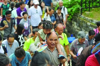 　　昨天不少老人帶著孫子孫女參加活動(dòng),明城墻對(duì)南京人而言,更多的是一種傳承。