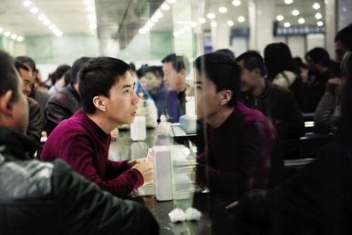 昨日起車站窗口開始發(fā)售明年2月5日春運(yùn)車票 昨日起車站窗口開始發(fā)售明年2月5日春運(yùn)車票