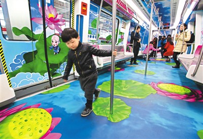 圖為試乘乘客流連忘返。