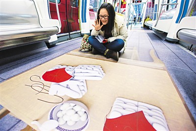 圖為試乘乘客流連忘返。