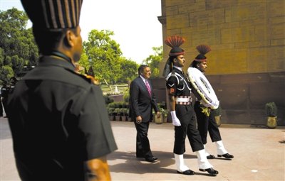 　　6日，帕內(nèi)塔在新德里。他在印度訪問(wèn)時(shí)稱(chēng)，美國(guó)愿意為印度提供最先進(jìn)的武器