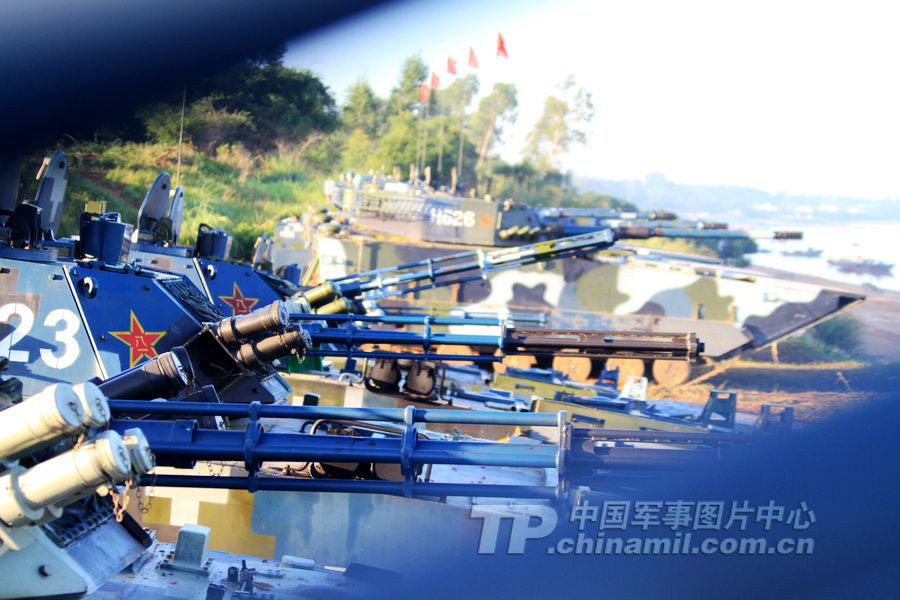 中國海軍陸戰(zhàn)旅著眼使命任務(wù) 演練多型號(hào)火炮射擊